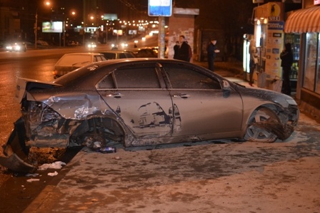 «Хонда» протаранила остановку на улице Кошурникова