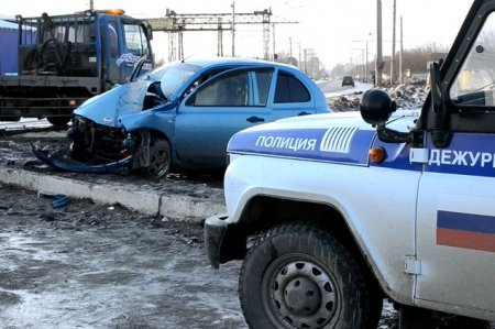В Новосибирске иномарка врезалась в столб на скорости 120 километров в час: есть погибший