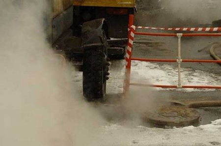 55 домов Октябрьского района отключены от тепла из-за прорыва трубопровода