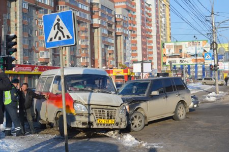 Land Rover протаранил маршрутную «ГАЗель» на перекрестке ул. Кирова