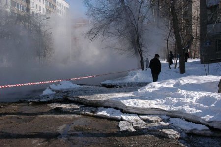 Новосибирские коммунальщики нашли место порыва на водопроводе в Пашино