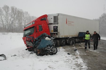 На трассе М53 «Тойота» столкнулась с фурой: 4 погибших