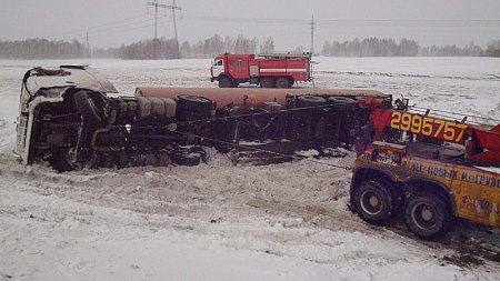 Бензовоз с горючим улетел в кювет на трассе М53