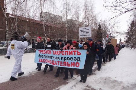 К маршу пенсионеров присоединились противники мэра