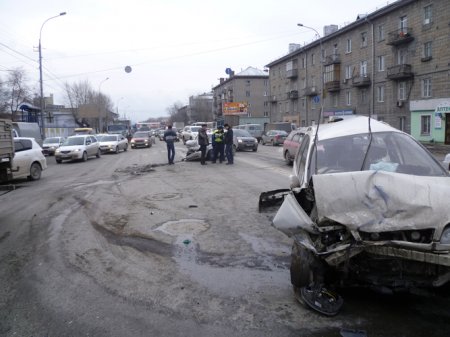 Лобовое столкновение двух авто на Большевистской