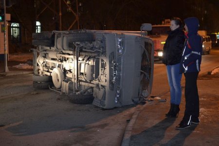 В Новосибирске после столкновения с ВАЗом грузовик рухнул на бок