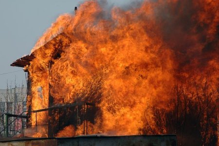 В Новосибирской области сгорел гараж вместе с автомобилем