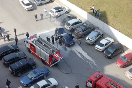 В центре Новосибирска загорелся Мерседес