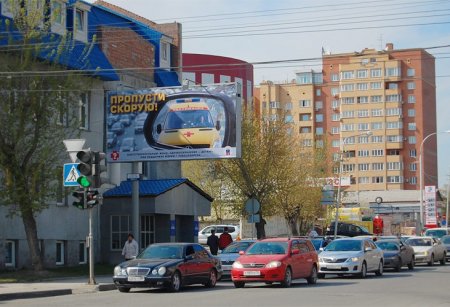 Новосибирских водителей уговаривают пропускать скорую