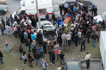 Мерседес намотало на столб