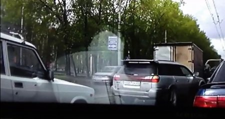 Разборка на Петухова, Алтаец пробил голову Новосибирскому автолюбителю