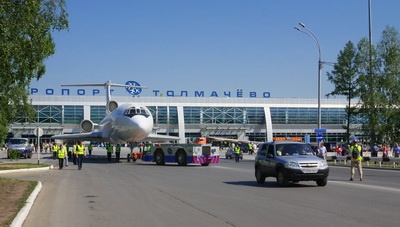 В Толмачёво установлен самолёт-памятник Ту-154