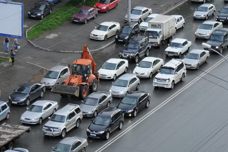 Дорога-дублер Бердского шоссе сделала более ранней пробку на улице Выборной