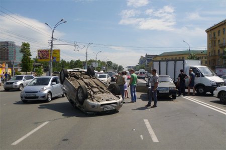 На ул. Кирова перевернулась иномарка