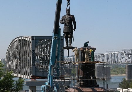 Памятник Александру III установили в эти выходные, но откроют только в День города 