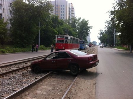 На Гурьевской водитель отвлекся и заехал на рельсы.