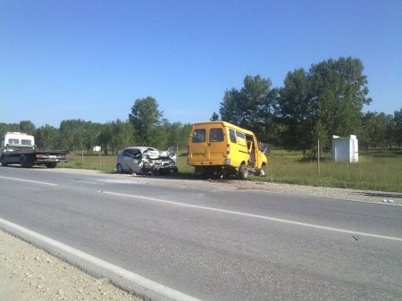 «Тойота» врезалась во встречную маршрутку на трассе