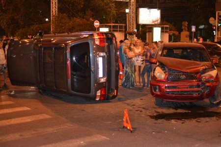 Ночью в центре Новосибирска перевернулся Лексус