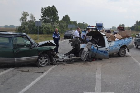 Под Новосибирском на трассе М-51 лоб в лоб столкнулись два автомобиля, трое пострадавших