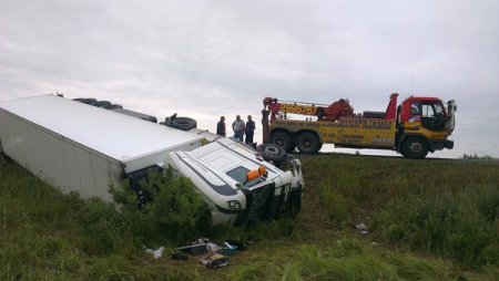 В Новосибирской области фура перевернулась от удара отлетевшего колеса от «КАМАЗа» 