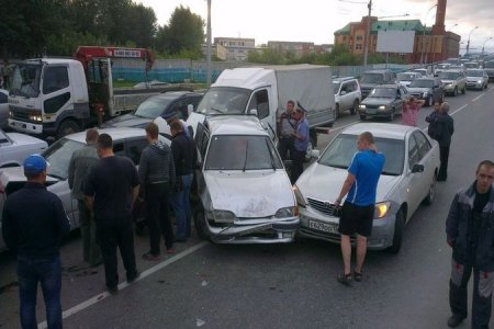 Вторая крупная авария за месяц напротив ТЦ «Мега» в Новосибирске: столкнулись восемь авто