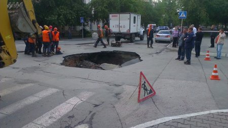 В центре Новосибирска асфальт провалился под колесами автомобиля