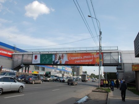 На улице Большевистской сдали в эксплуатацию новый надземный переход