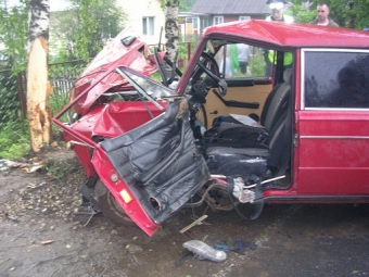 В Новосибирске угонщик разбил машину об дерево убегая от полиции