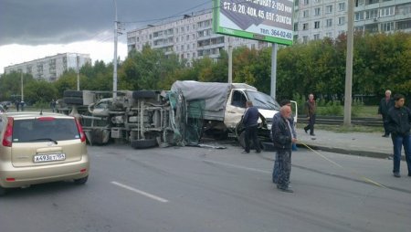 Огромную пробку в Октябрьском районе Новосибирска вызвало столкновение четырех автомобилей