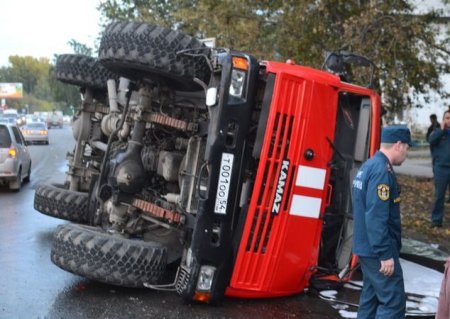 В Новосибирске произошло ДТП, в результате которого опрокинулся пожарный автомобиль, спешащий на экстренный вызов