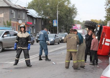 В Новосибирске произошло ДТП, в результате которого опрокинулся пожарный автомобиль, спешащий на экстренный вызов