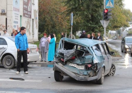 В Новосибирске произошло ДТП, в результате которого опрокинулся пожарный автомобиль, спешащий на экстренный вызов