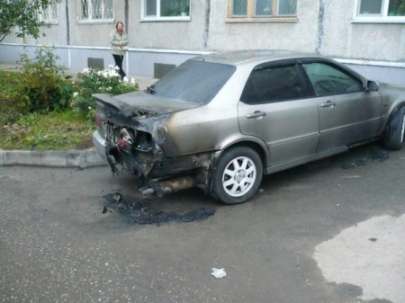  В Новосибирске девушка подожгла «Хонду» своего бывшего парня