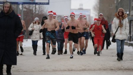 Группа людей в шортах и новогодних колпаках пробежалась по Новосибирску