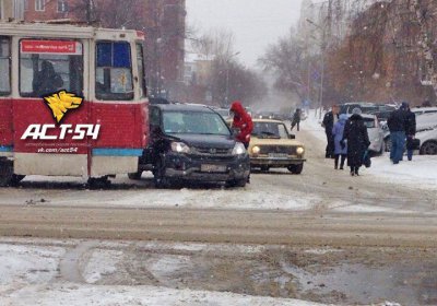 В Новосибирске опять произошло ДТП с участием трамвая №13