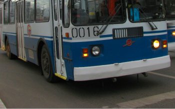 В Новосибирске женщина попала под троллейбус