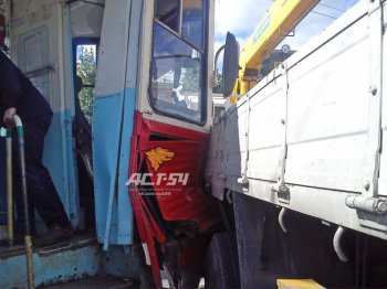 Трамвай №14 пострадал от столкновения с грузовиком
