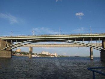 Спасатели убедили юную жительницу Новосибирска не прыгать с моста