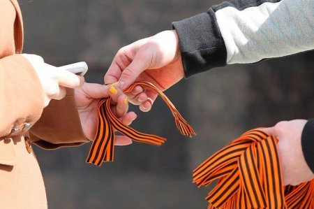 Новосибирские волонтеры начали раздавать георгиевские ленточки