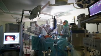 В Новосибирске провели уникальную операцию, в которой хирургам ассистировал робот
