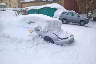 Грузовик помял засыпанную в сугробе легковушку