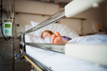 Няня, привязавшая ребенка к больничной кровати, лишилась работы