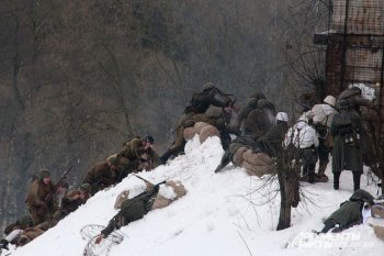 В честь Дня защитника Отечества в Новосибирске устроили масштабную историческую реконструкцию