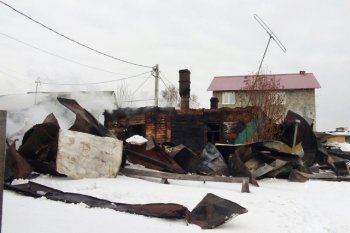 Сугробы помешали пожарным и медикам вовремя добраться к горящему дому